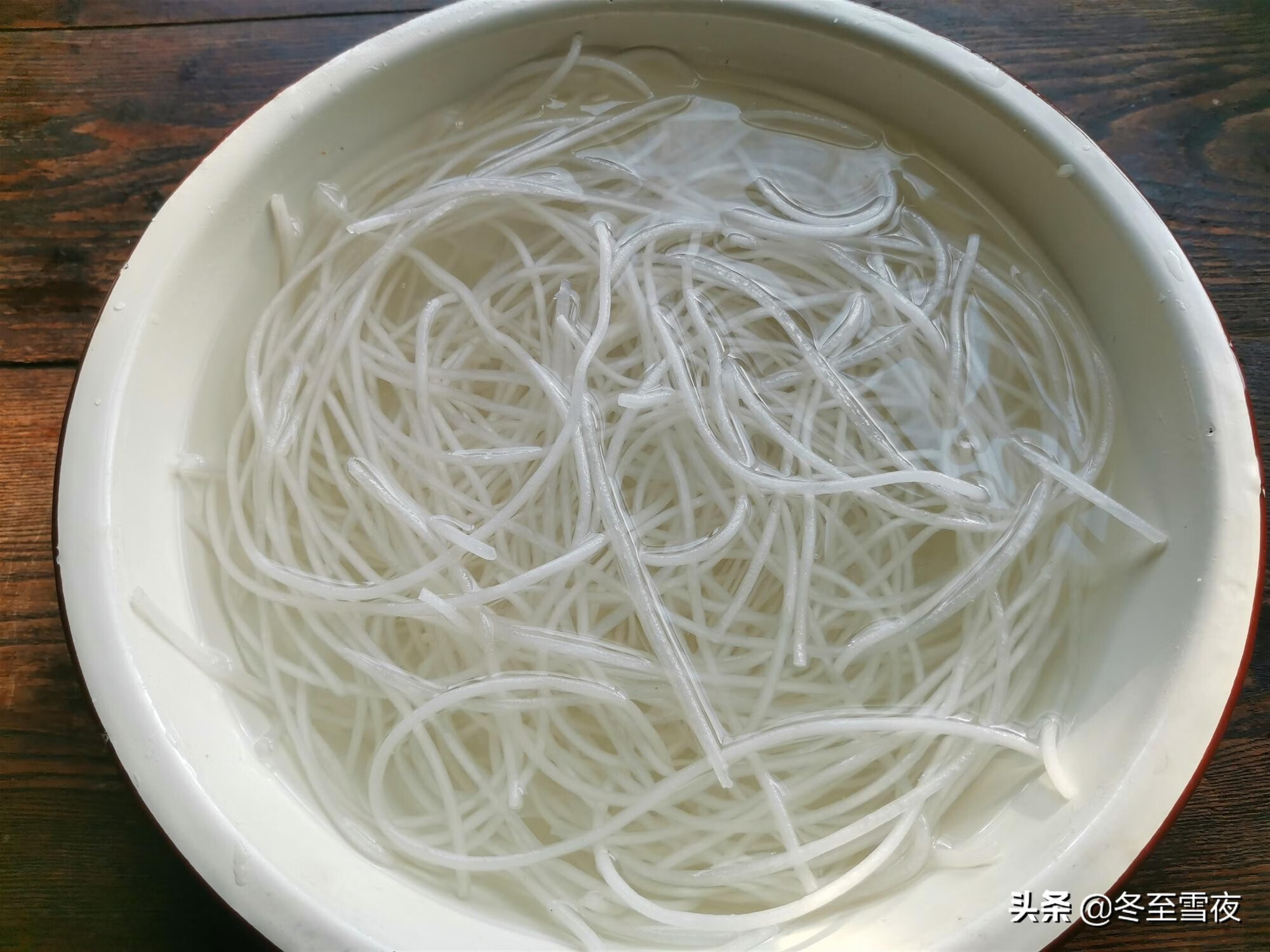 蚂蚁上树怎么做(蚂蚁上树为了什么)