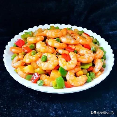 食材:蝦仁350g,黃瓜30g,胡蘿蔔30g,玉米粒30g,油1大勺,鹽1小勺,白酒1