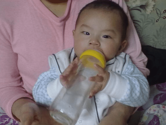 五个月的宝宝吐奶怎么办(五个月宝宝一抱起来就吐奶)