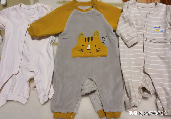 婴儿衣服(婴幼儿童装品牌排行榜)
