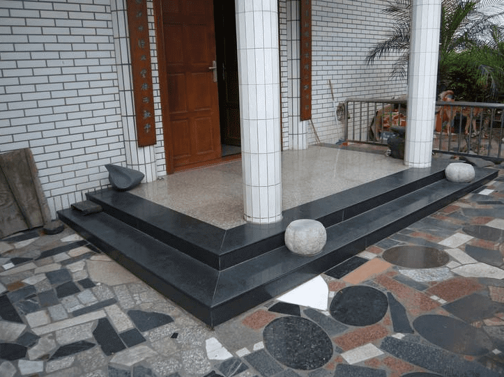 门前台阶宽度风水(大门口几个台阶好)