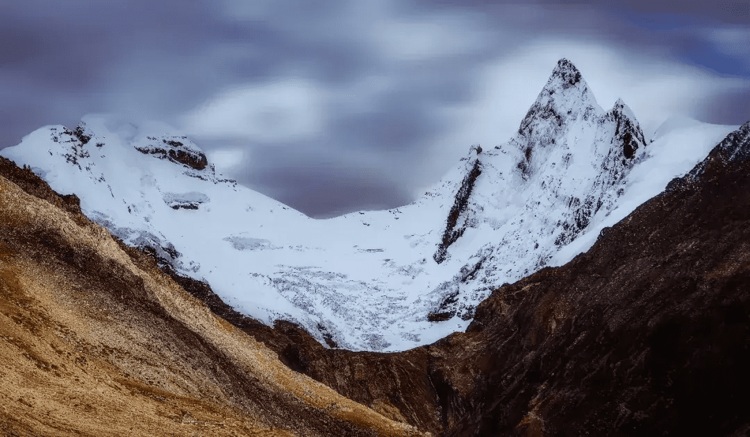 雅拉香布雪山图片(香格里拉山峰叫做什么)