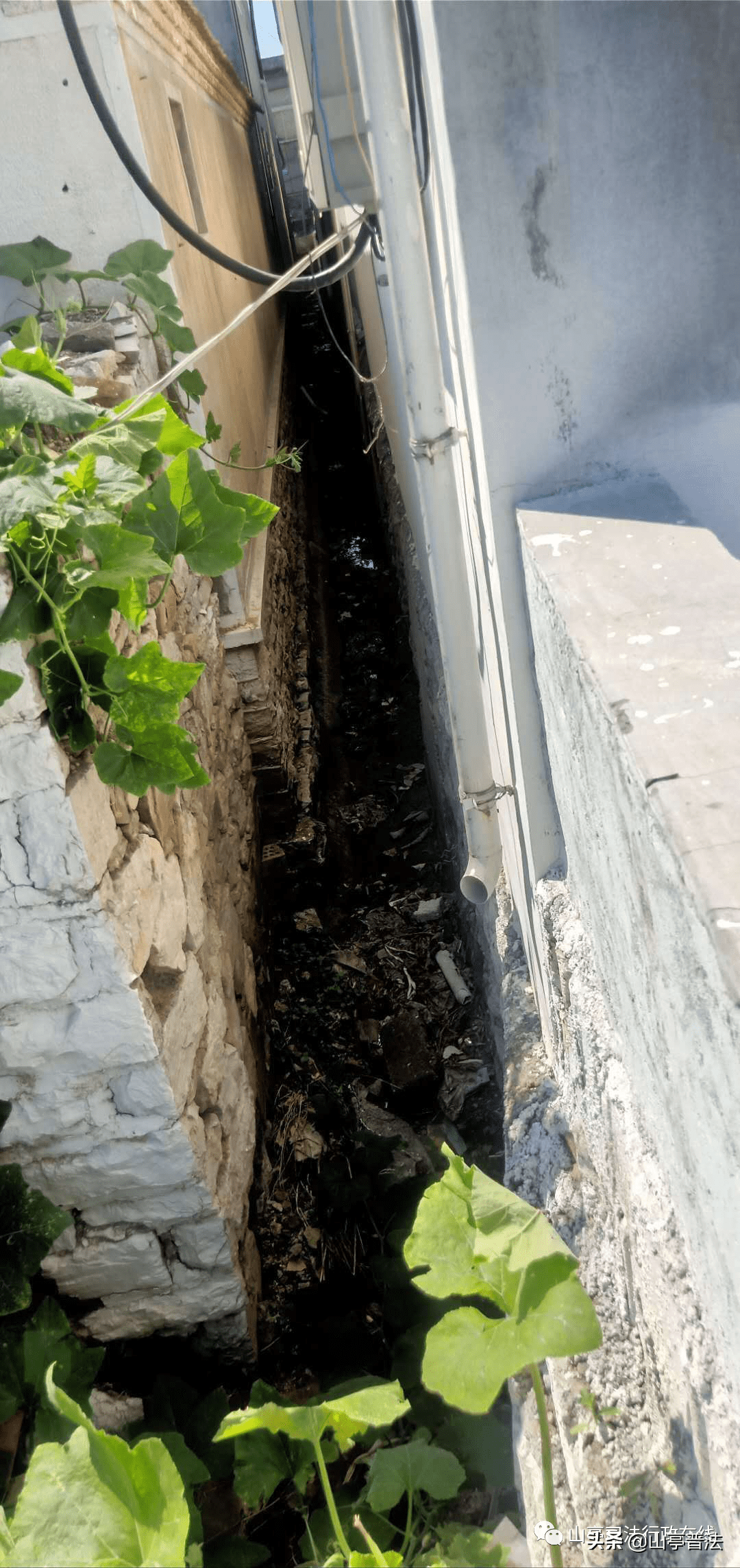 屋后排水沟风水好不好(房子后面有排水沟对风水影响)