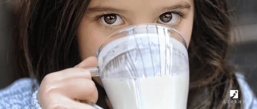 什么时候喝纯牛奶最好?(喝纯牛奶啥时候喝最好)