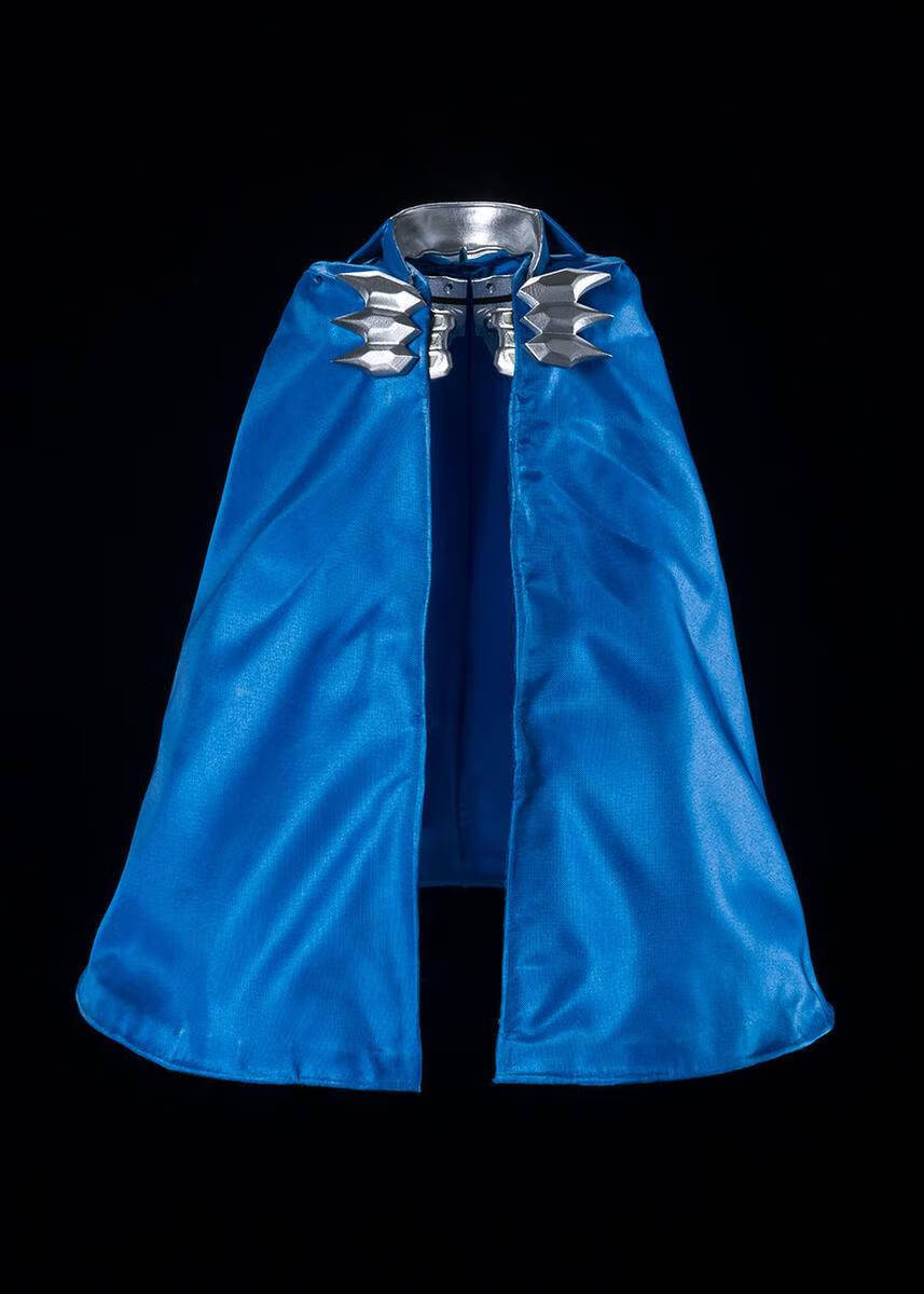 任务的赛罗,作为师父的雷欧奥特曼特别赐予了其作为防具用的斗篷披风