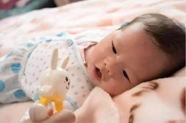 新生儿睡姿侧卧还是平躺好(一个月内新生儿睡姿)