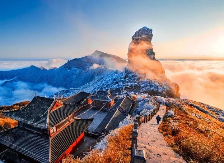 8月份去哪儿旅游合适(8月份适合旅游的地方)