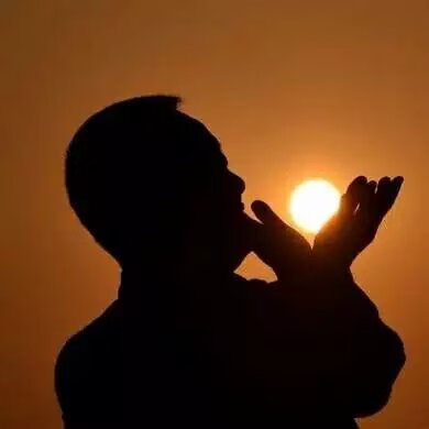 如:手握铁塔,手捧太阳,脚踢月亮,扶正斜塔等等,这种超自然的心理暗示