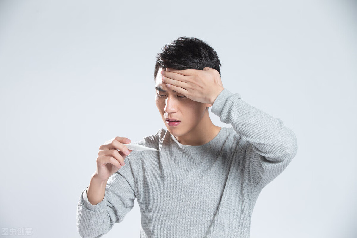 皮肤上有小红点是怎么回事(皮肤上有小红点图片)
