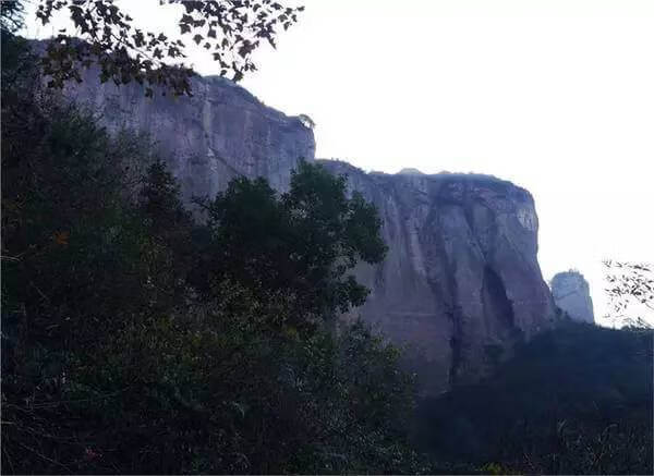 方山正门是哪个门(大门对山怎么化解)