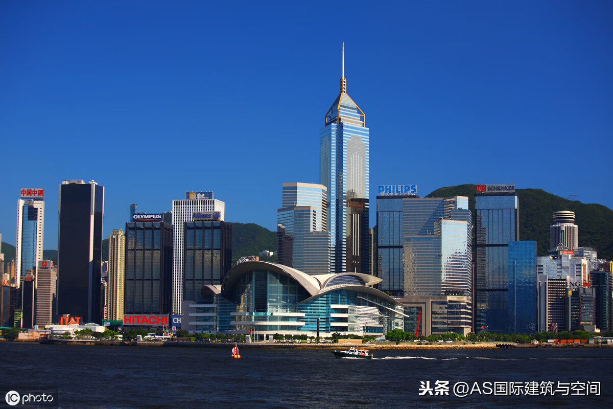 中环广场位于香港岛的湾仔区,地址是湾仔港湾道18号,于1992年建成