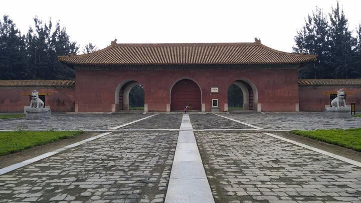 雍正皇帝在选择了易州"吉壤"之后,营建陵寝,但明确表示:一切从简,石像