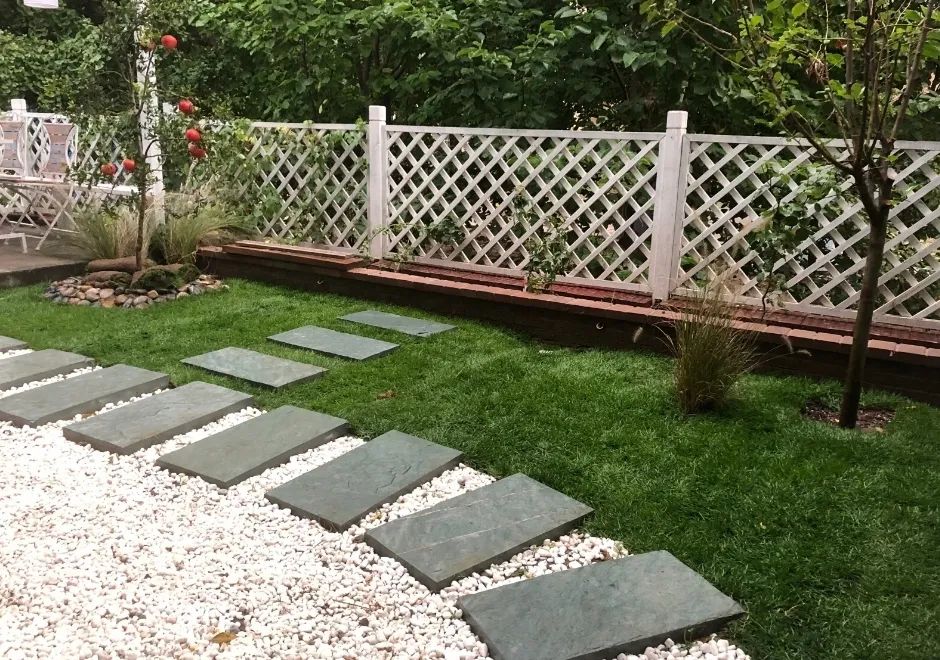 为了避免花园太单调,她给石板路一侧铺设了草坪,另一侧铺了白石子.