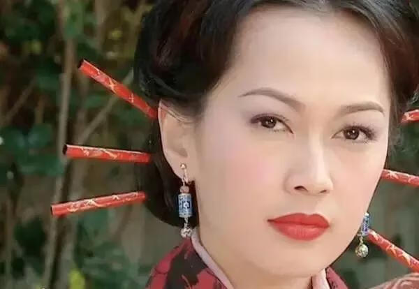 《寻秦记》中的赵姬由tvb女星姚莹莹出演,虽然tvb的服化道向来寒酸,但