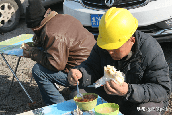 什么叫 风餐露宿？      请看这些建设者