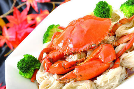 螃蟹与柿子可以一起吃吗(吃了柿子多久可以吃螃蟹)