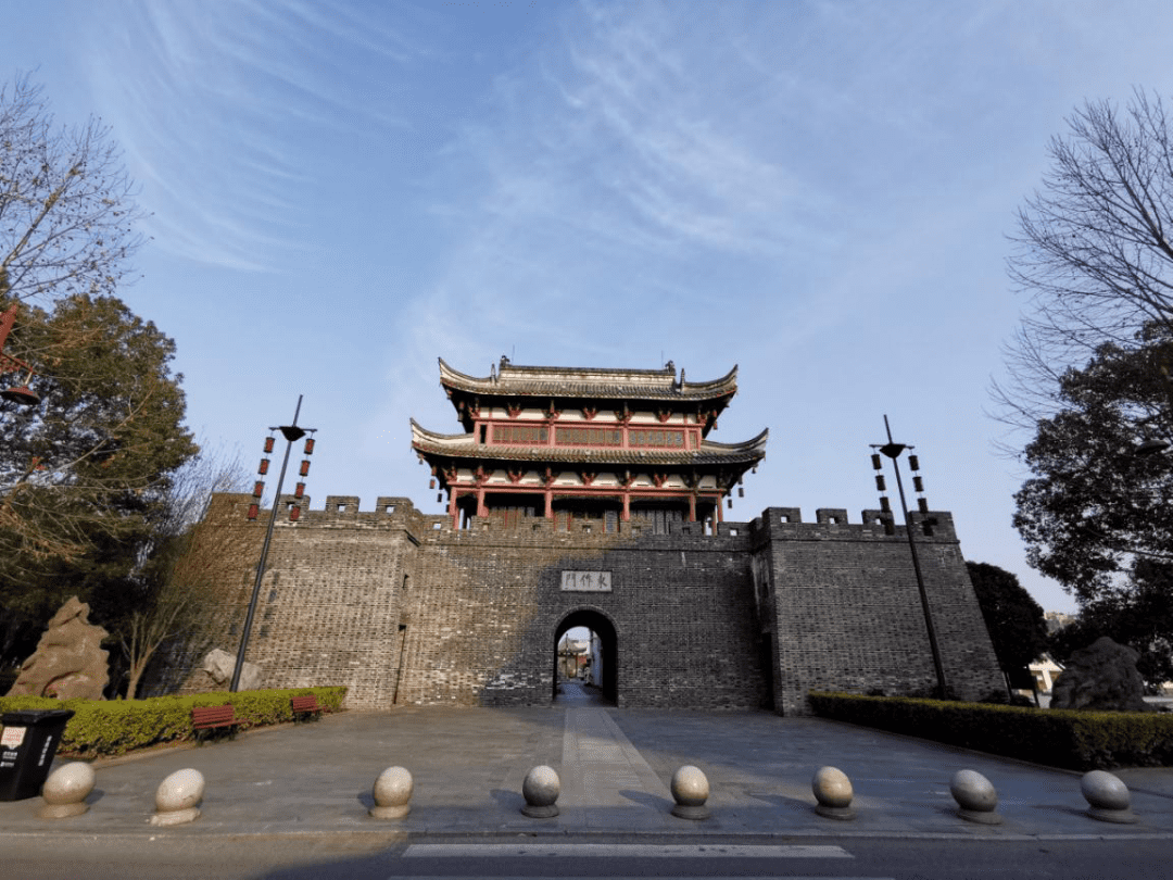 在桐城龙眠河畔的东作门,横跨龙眠河两岸的紫来桥以及东大街的石板条