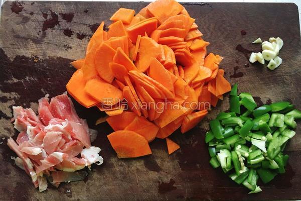 胡萝卜炒肉的家常做法(胡萝卜炒肉怎么炒)