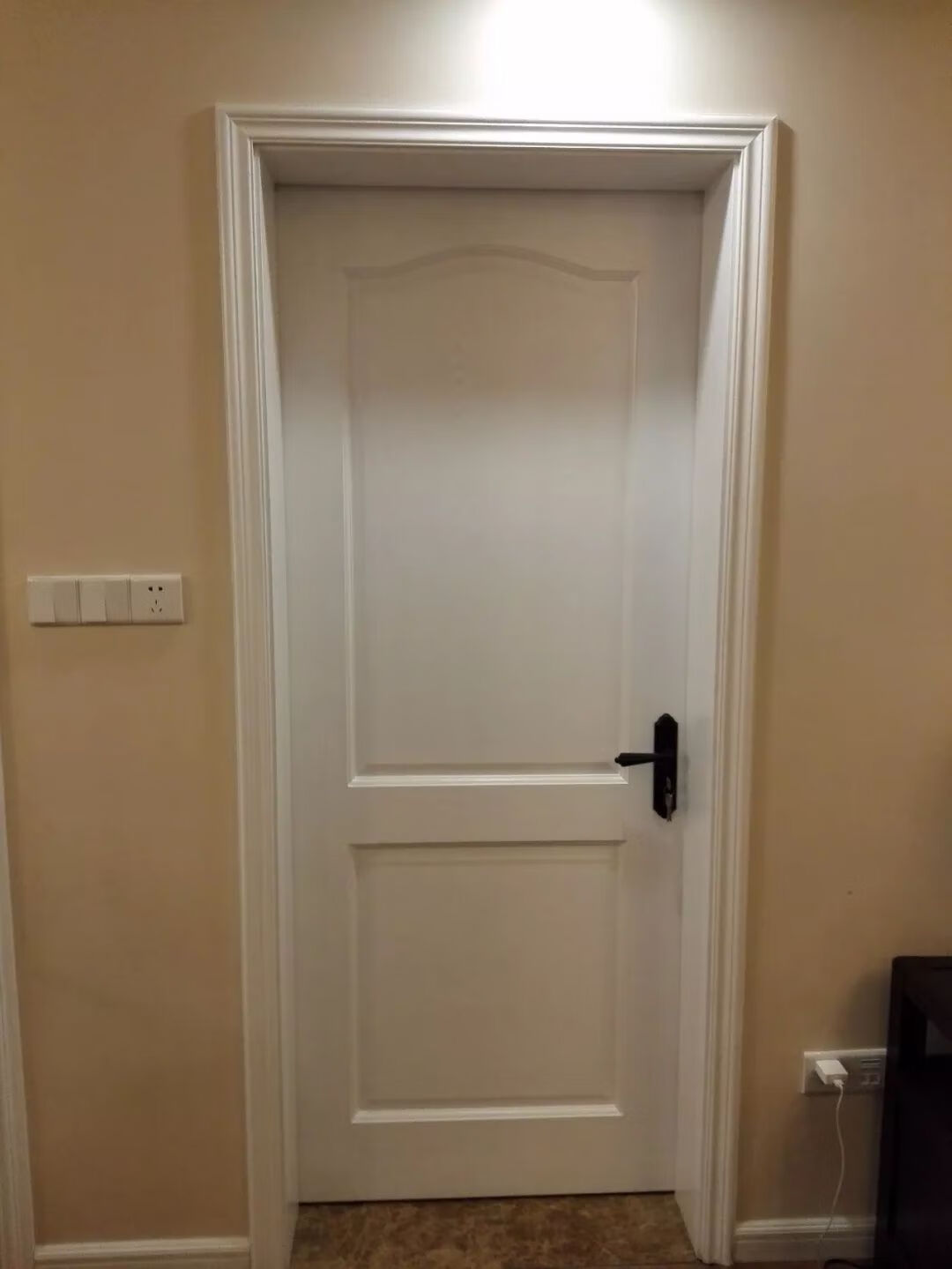 白色的浮雕门是一种比较百搭的房门款式,它可以与多种装修风格相互