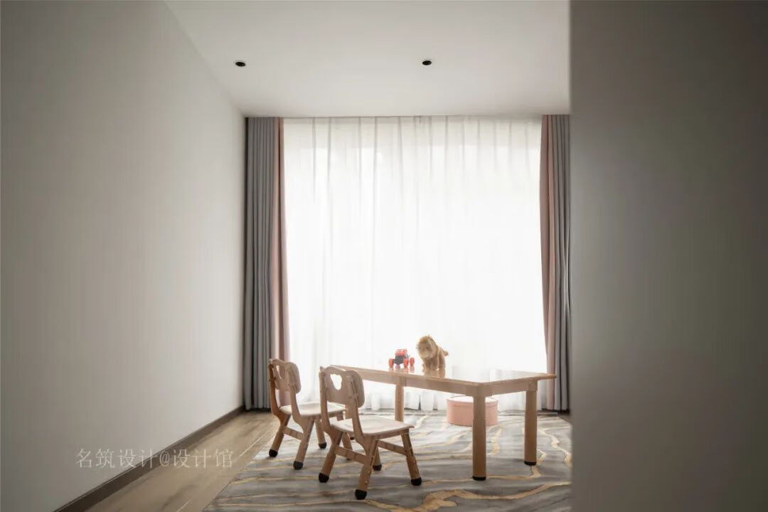 低调看