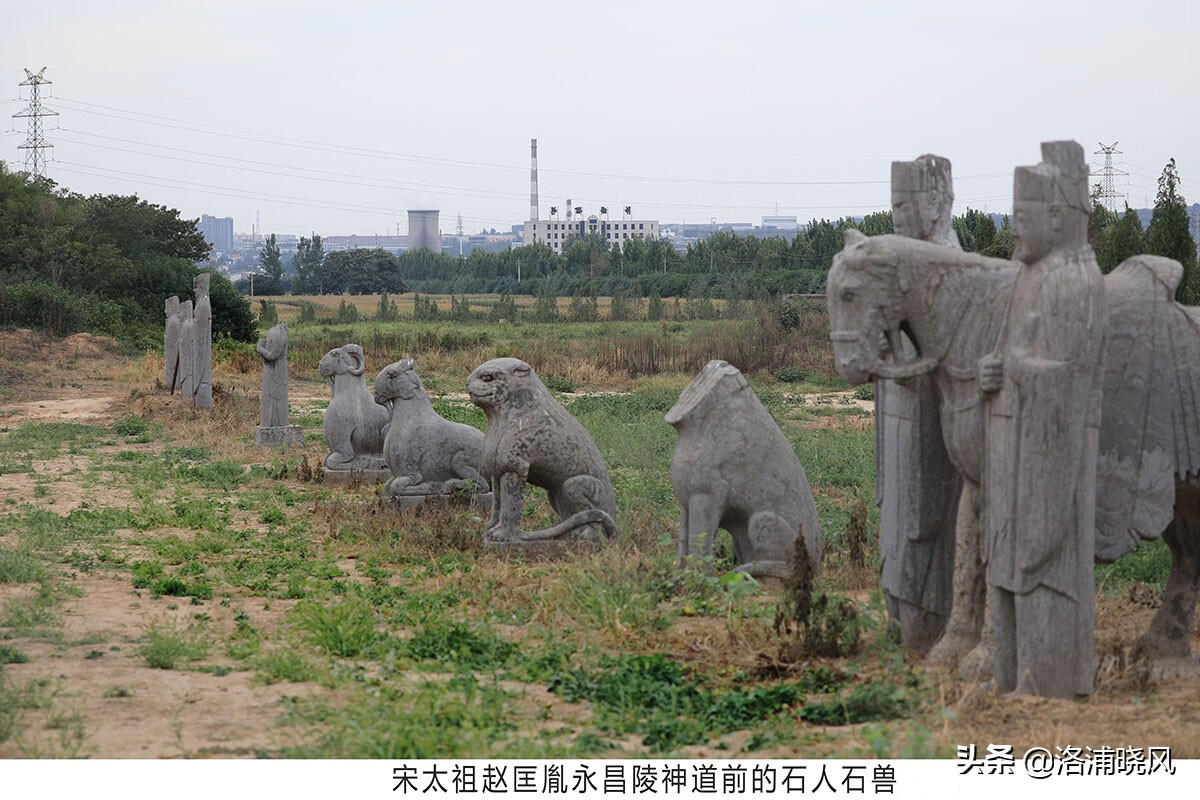 靖康之恥後的近千年,它就那麼荒廢著,漸漸地成為荒野中的孤墳野冢.