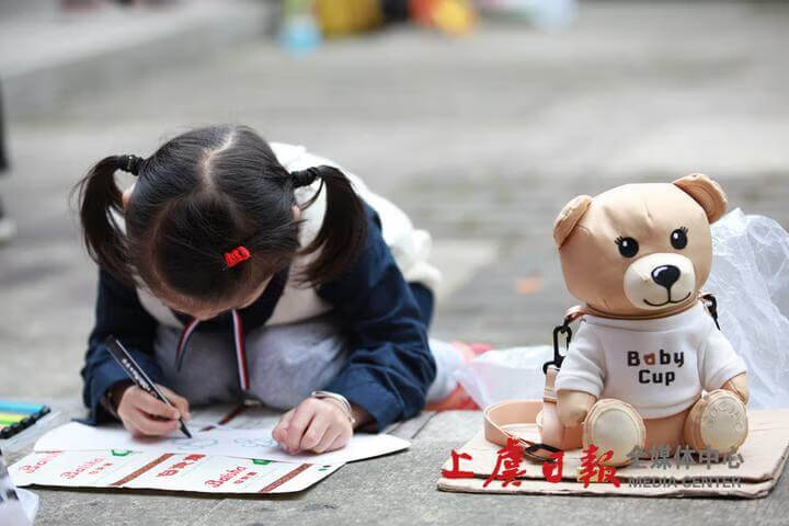 学习家庭化是一种生活习惯——记区“学习型家庭”常晓婉家庭