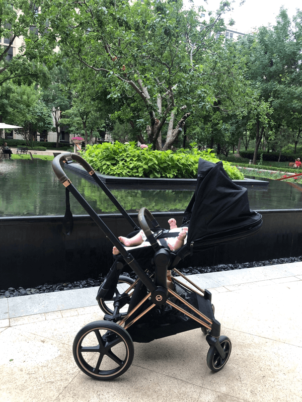 婴儿小车四轮手推车(婴儿推车八个轮子和四个轮子)