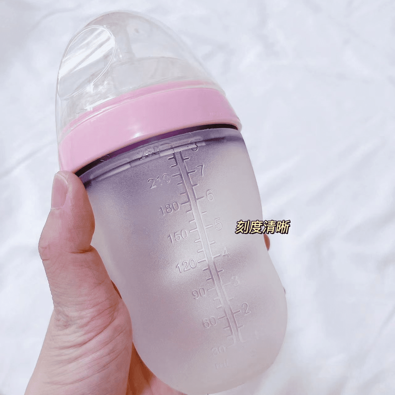 硅胶奶瓶哪个牌子的好(婴儿奶瓶是玻璃的好还是硅胶的好)