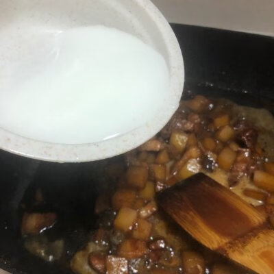 土豆烧肉用什么肉比较好(土豆烧肉的做法窍门)
