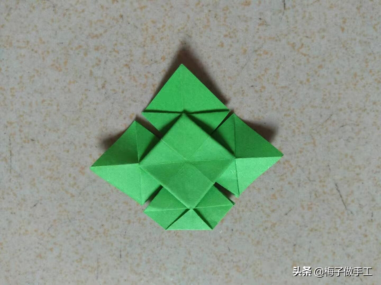 四叶草折纸一张纸(一张纸折四叶草)