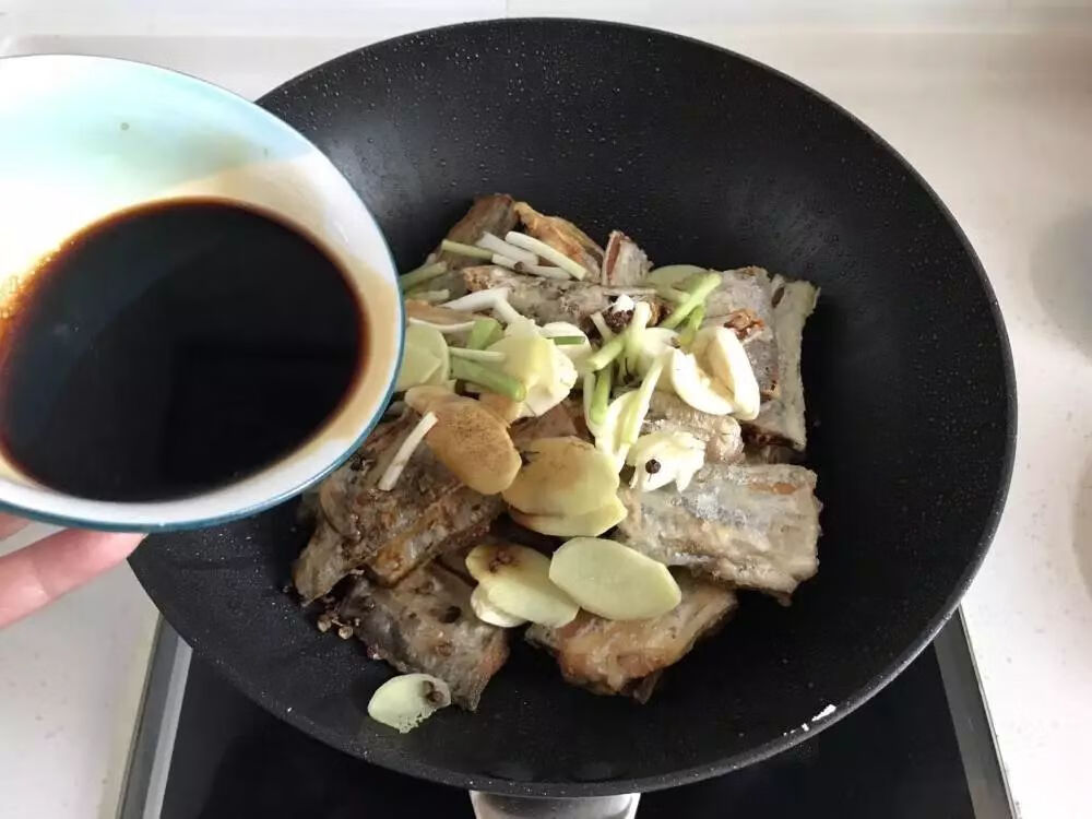 糖醋带鱼的家常做法一(糖醋带鱼的做法大全)