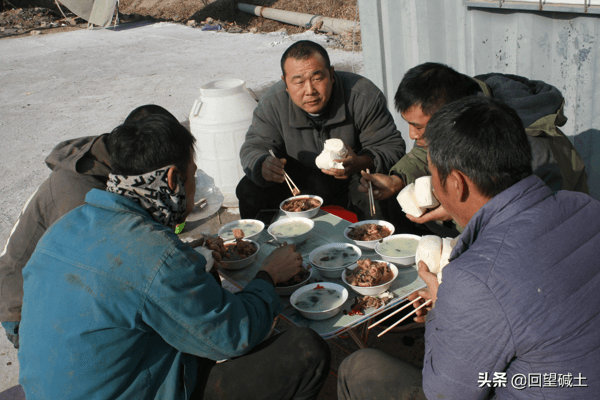 什么叫 风餐露宿？      请看这些建设者