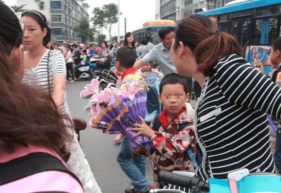 让班主任看了感动的话有哪些(家长用一句话感谢老师)