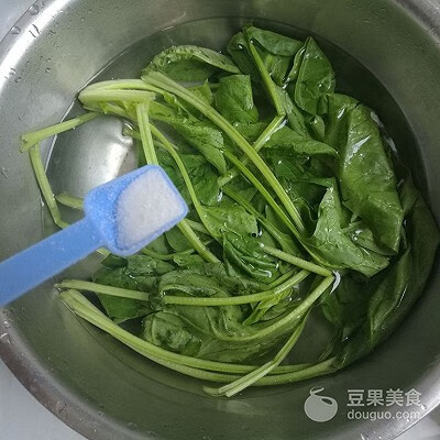 菠菜鸡蛋汤的家常做法(菠菜鸡蛋汤的禁忌)