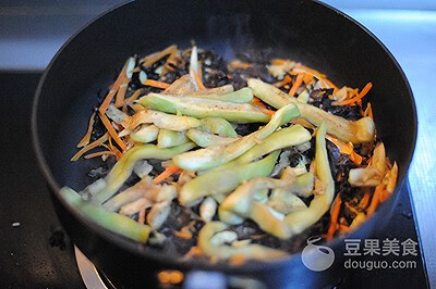 鱼香茄子煲的做法步骤(鱼香肉丝茄子煲怎样做)