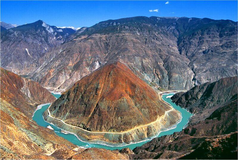 金沙江大拐湾位于川滇藏三省区结合部的得荣县子庚乡境内