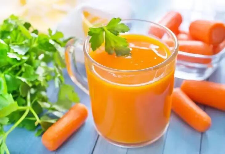 红萝卜汁的功效(每天喝红萝卜汁的功效与作用)
