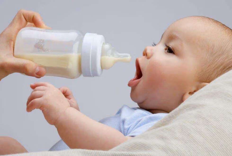 怎么给宝宝换奶粉吃啊(母乳喂养换奶粉怎么换)