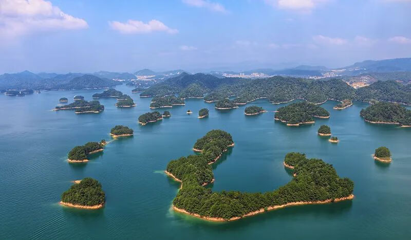8月份去哪儿旅游合适(8月份适合旅游的地方)
