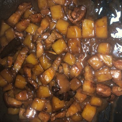 土豆烧肉用什么肉比较好(土豆烧肉的做法窍门)