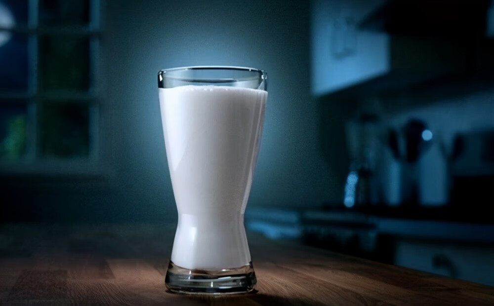 晚上睡前喝牛奶几点喝(晚上睡前一杯牛奶好吗)