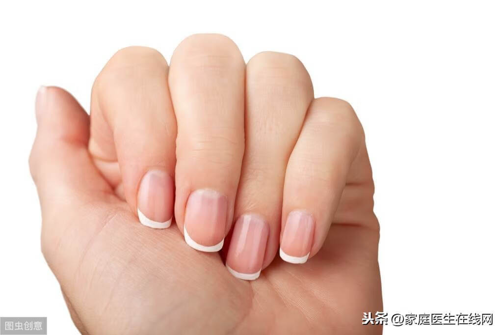 指甲竖纹明显怎么回事(十个手指甲上都有竖纹)