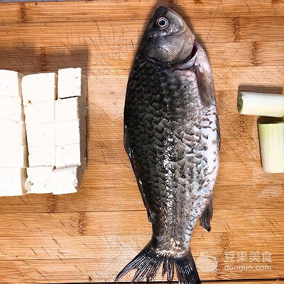 鲫鱼豆腐汤的做法和步骤(鲫鱼豆腐汤怎么做才好吃)