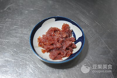 鱼香茄子煲的做法步骤(鱼香肉丝茄子煲怎样做)