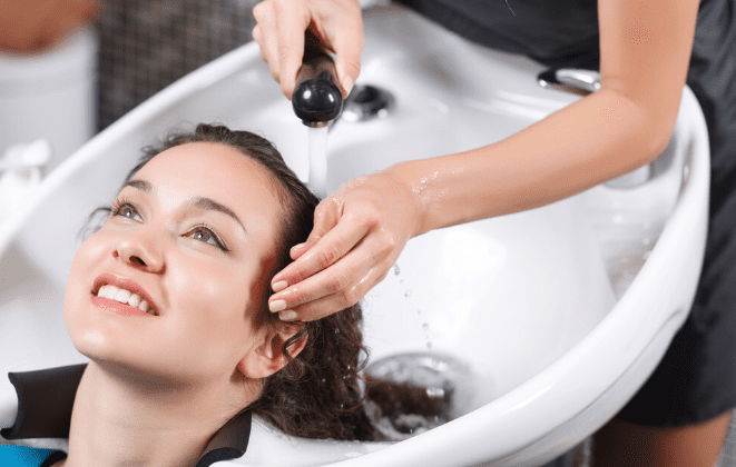 另外,洗完头之后,一定要把头发擦干,不要湿着头发,因为水分蒸发的时候