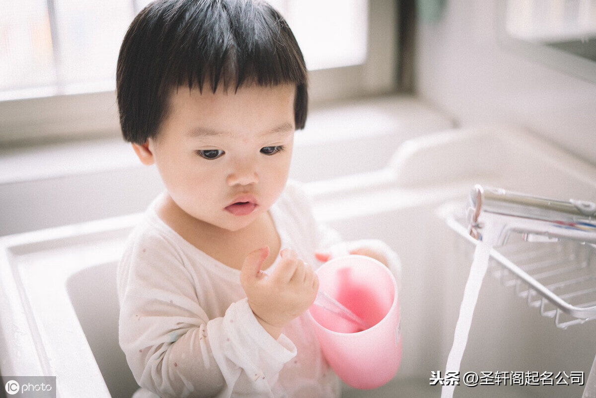 如何给孩子取名字?(帮孩子取个好名字)