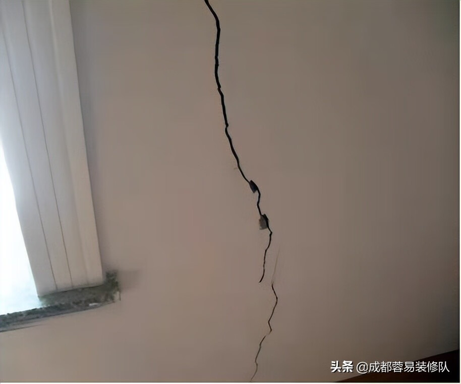 墙体裂缝是怎么回事(房屋墙体裂缝)