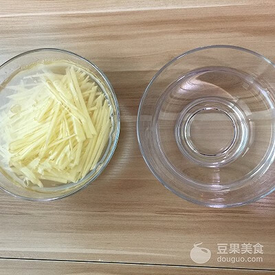 凉拌土豆丝的做法步骤(凉拌土豆丝的简单做法窍门)