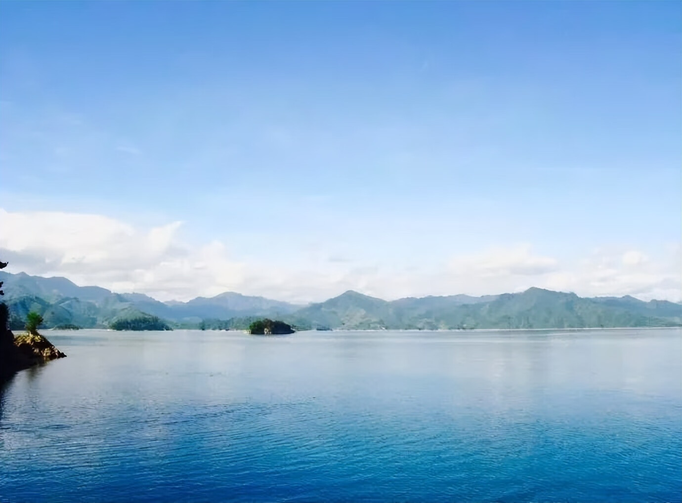 8月份去哪儿旅游合适(8月份适合旅游的地方)