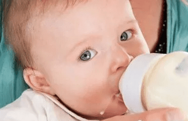 5个月宝宝吃奶量标准(5个月孩子吃奶量)